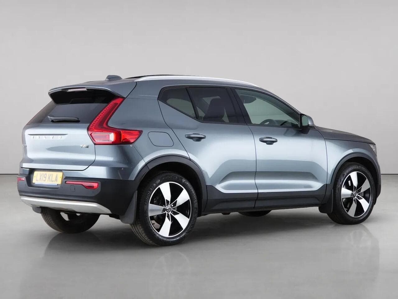Volvo XC40 thumbnail Rear Right