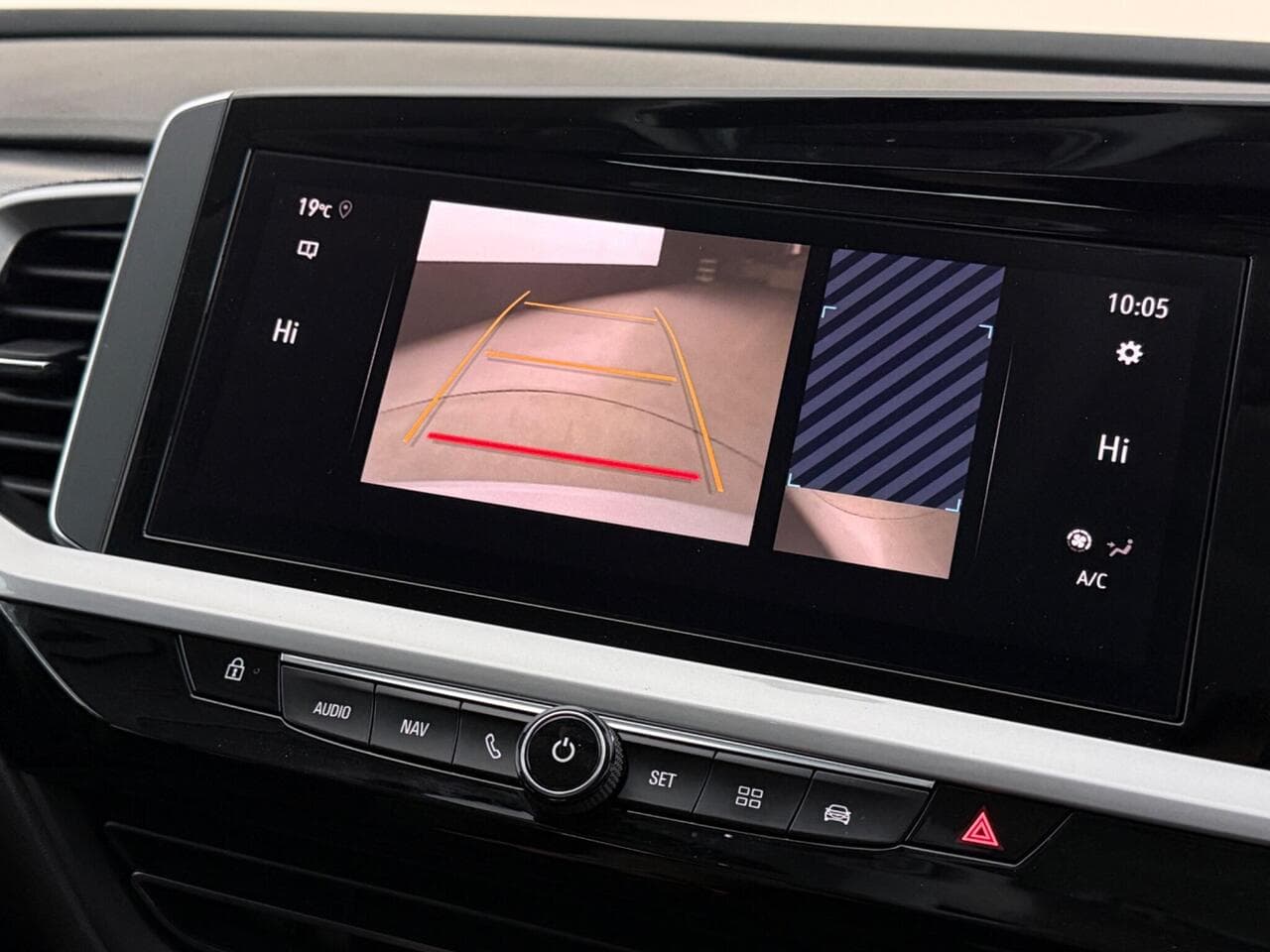 Vauxhall Grandland thumbnail Infotainment System