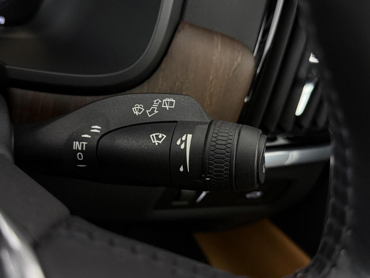 Volvo V90 thumbnail Misc Controls