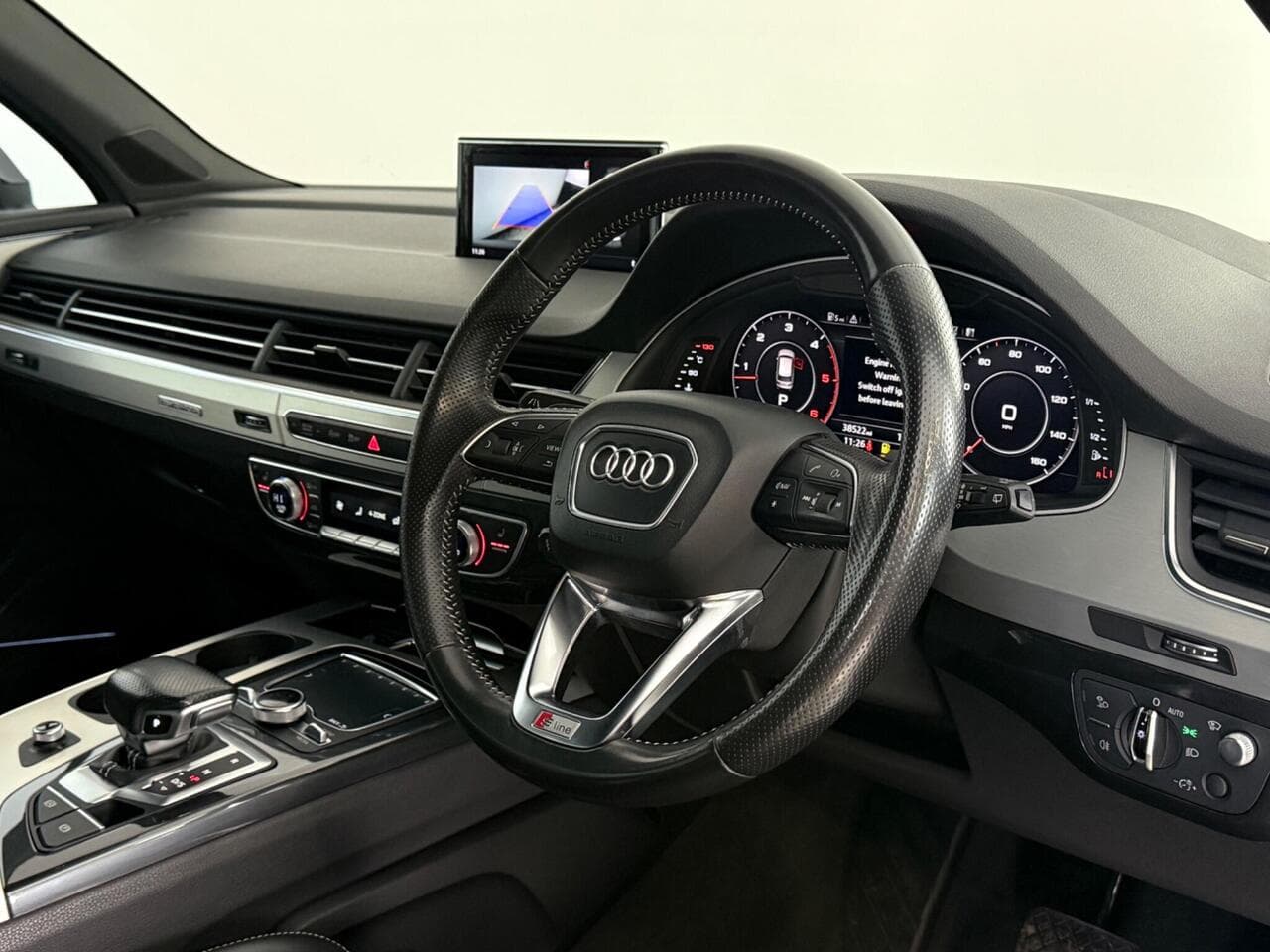 Audi Q7 thumbnail Interior Front