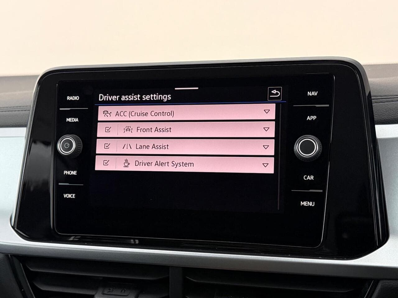 Volkswagen T-Roc thumbnail Infotainment System