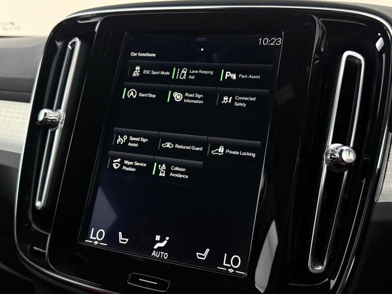 Volvo XC40 thumbnail Infotainment System