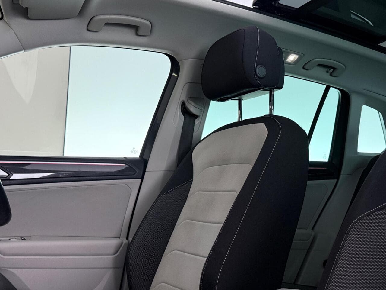 Volkswagen Tiguan thumbnail Seats Rear