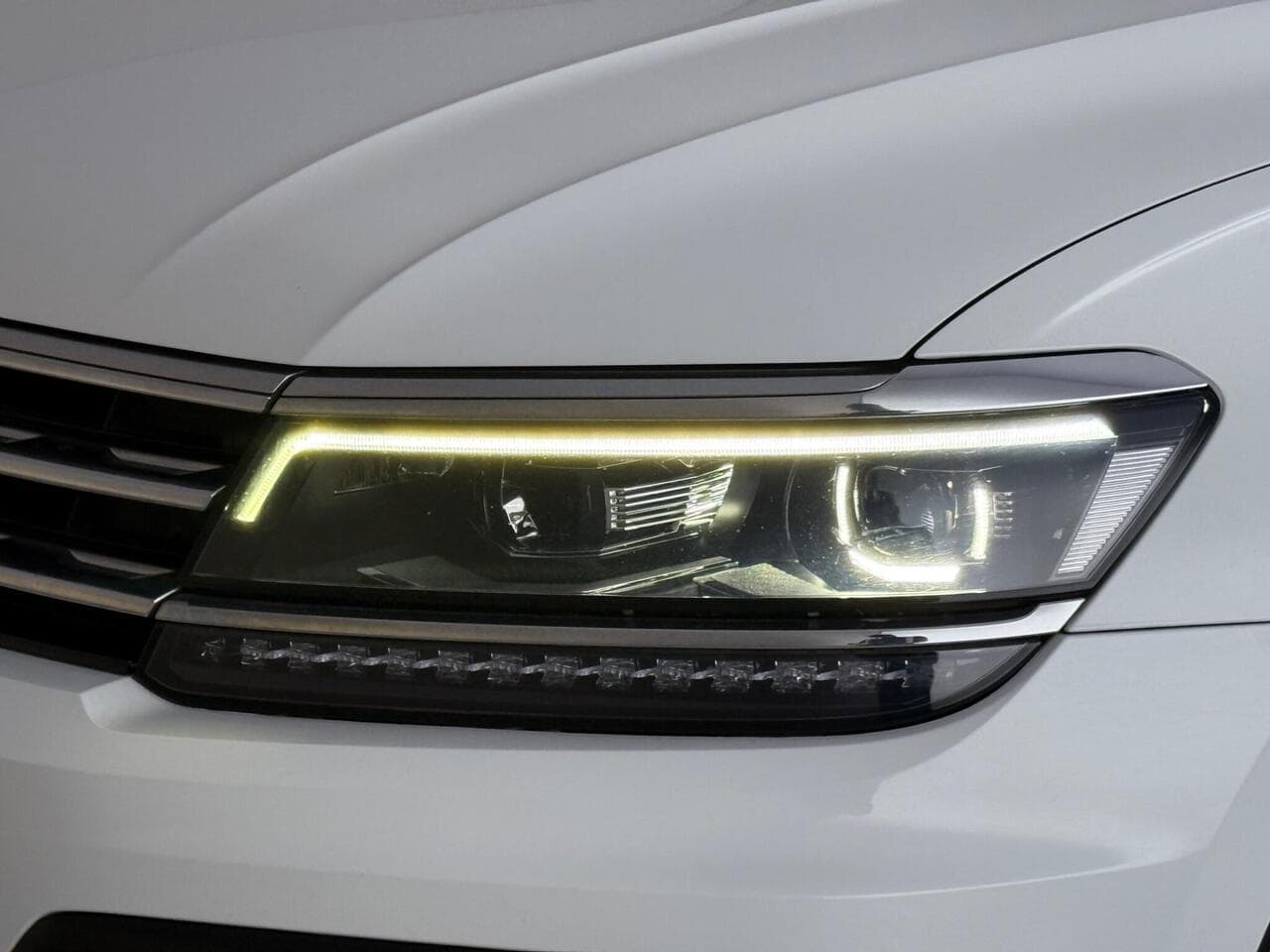 Volkswagen Tiguan thumbnail Lights Front