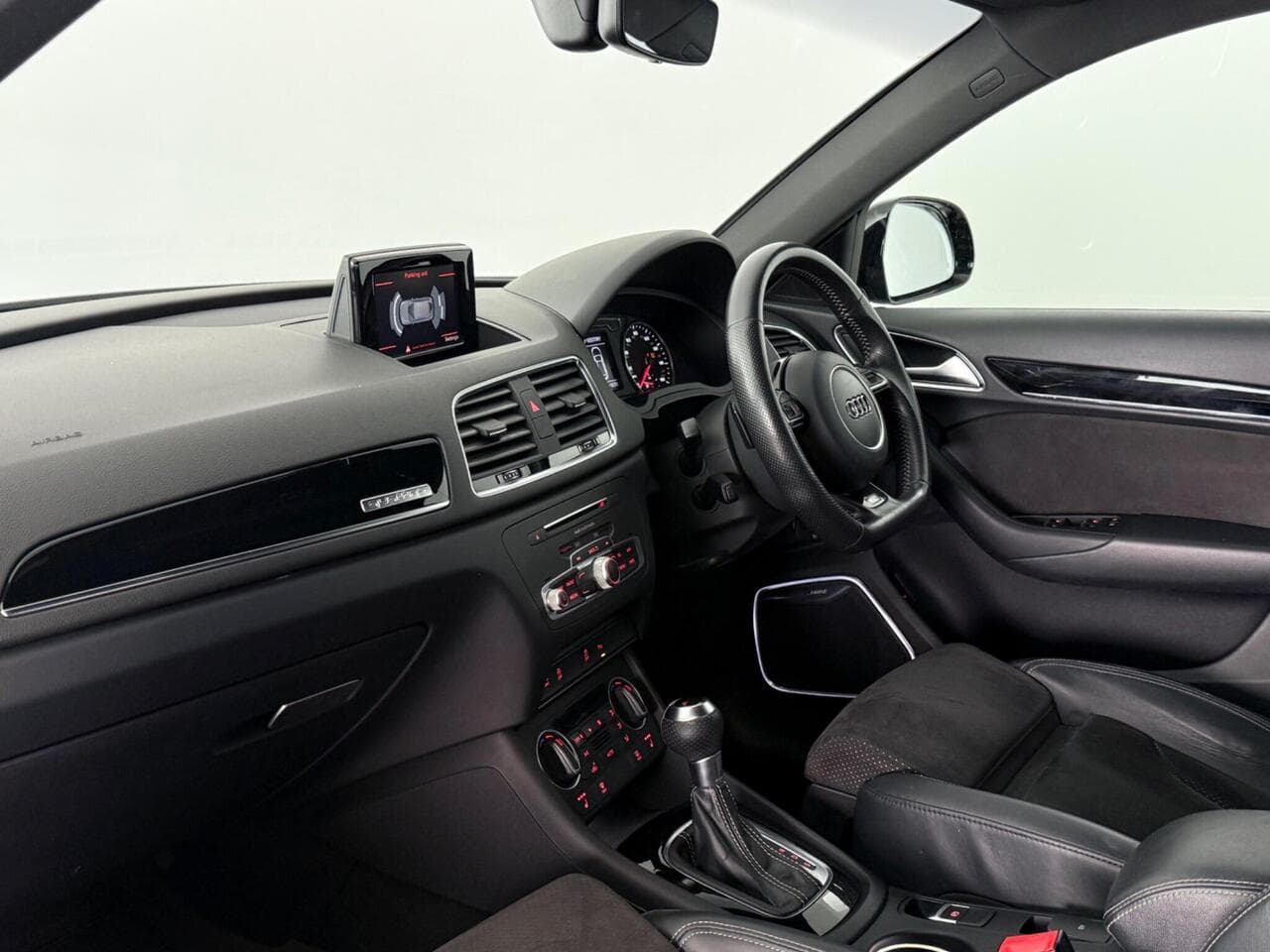 Audi Q3 thumbnail Interior Front