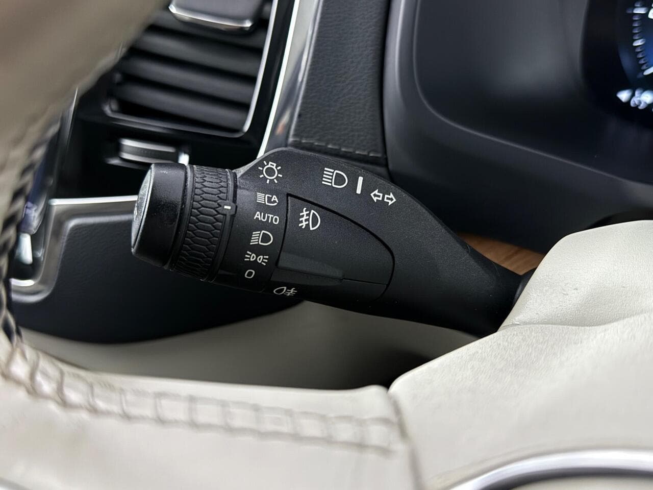 Volvo XC90 thumbnail Misc Controls