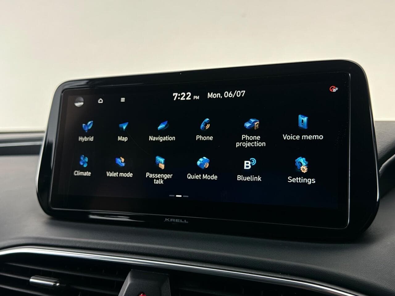 Hyundai Santa Fe thumbnail Infotainment System