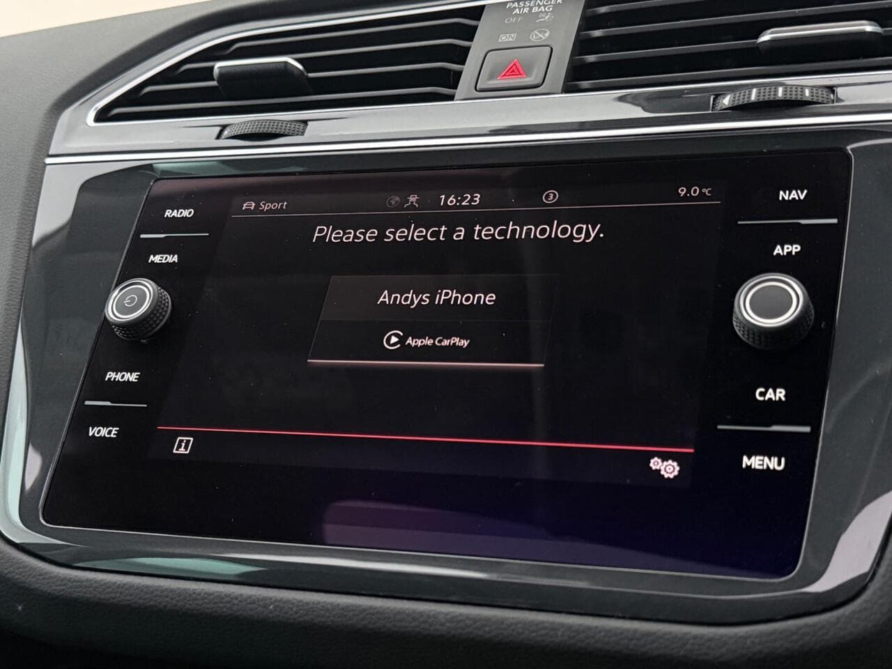 Volkswagen Tiguan thumbnail Infotainment System