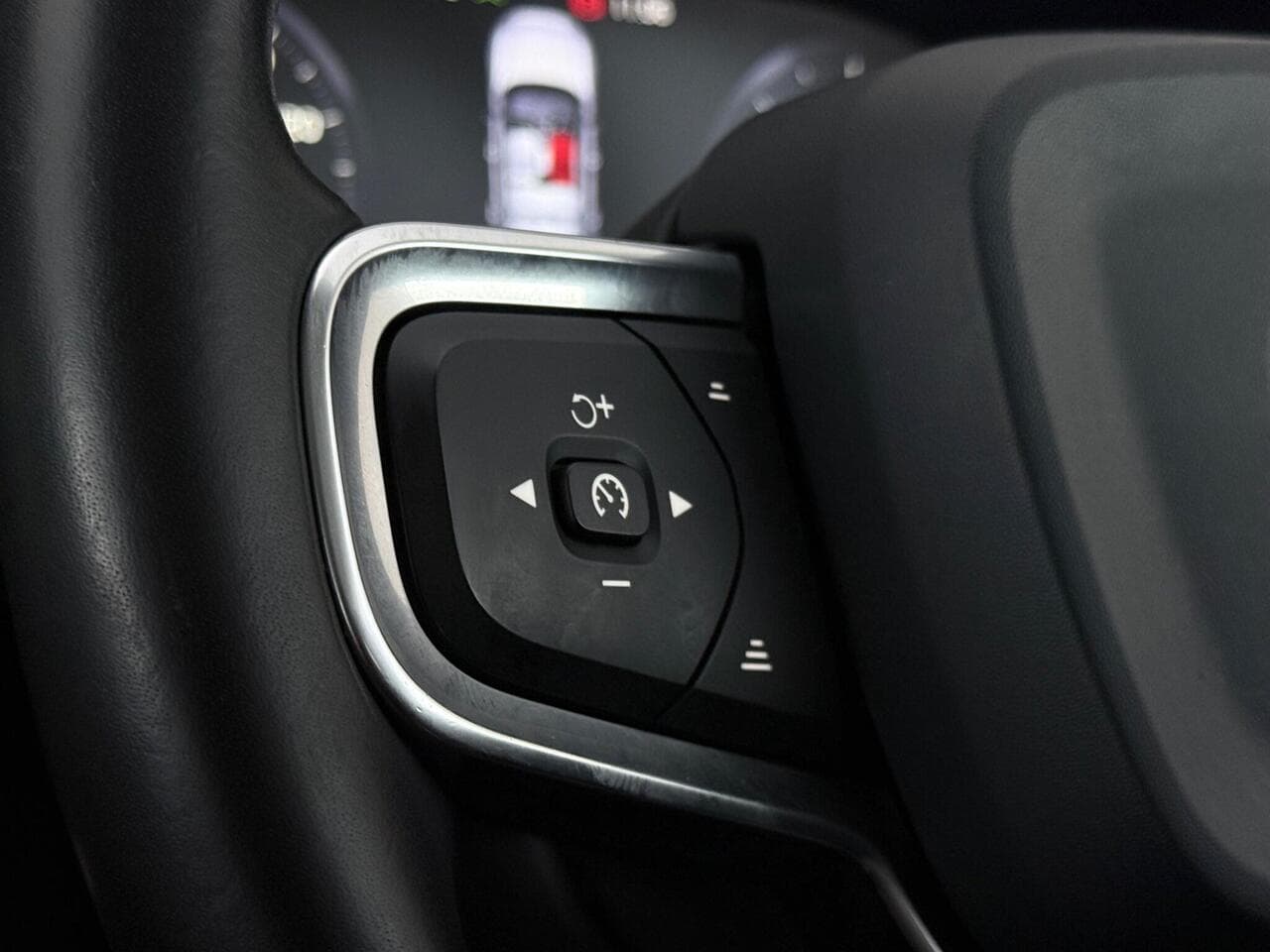 Volvo XC40 thumbnail Misc Controls