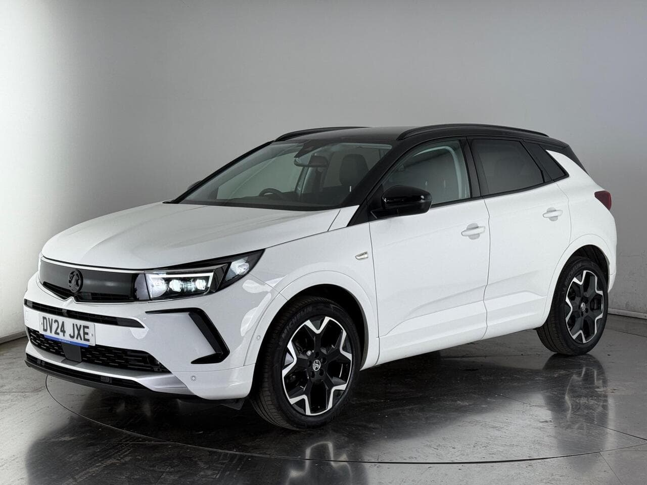 Vauxhall Grandland thumbnail Front Left