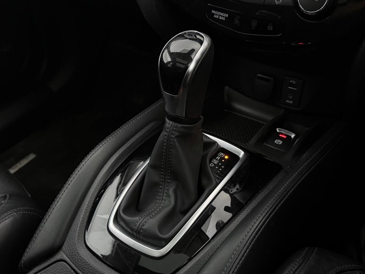 Nissan X-Trail thumbnail Interior Front