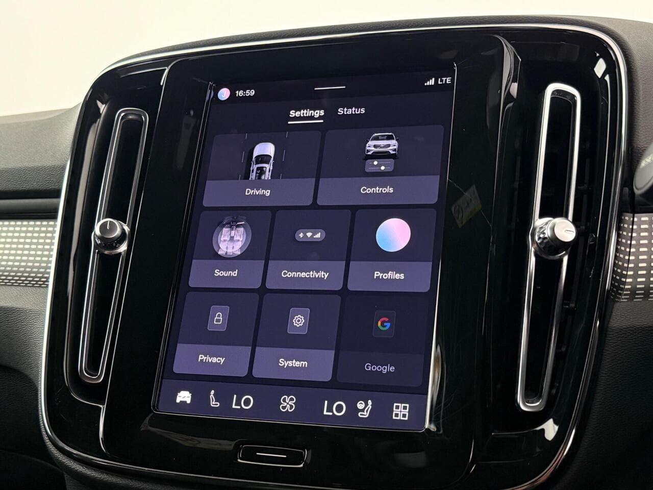 Volvo XC40 thumbnail Infotainment System