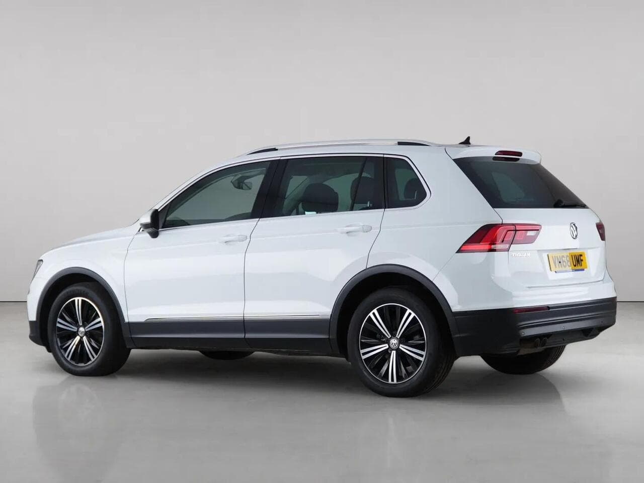 Volkswagen Tiguan thumbnail Side Left