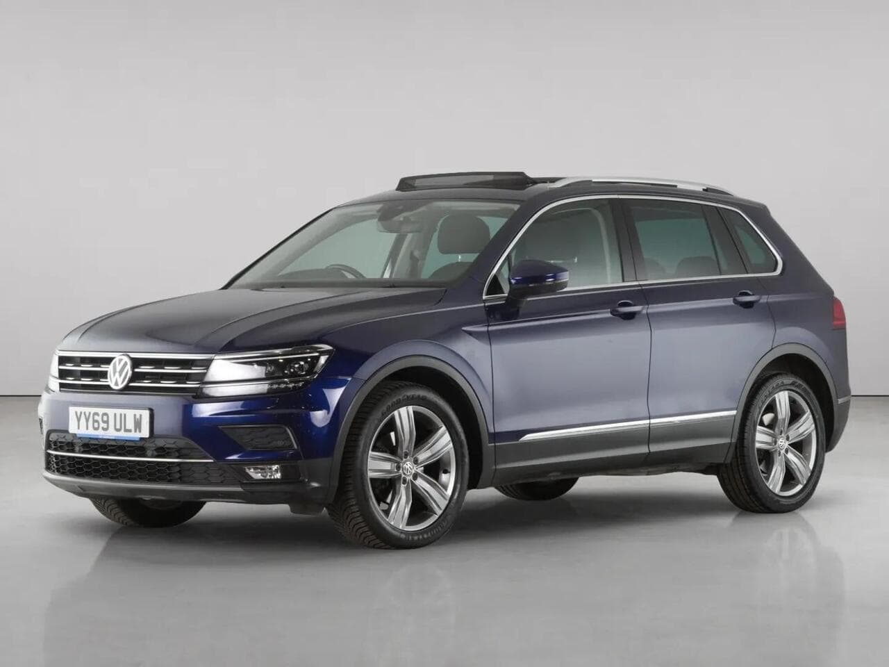 Volkswagen Tiguan thumbnail Front Left