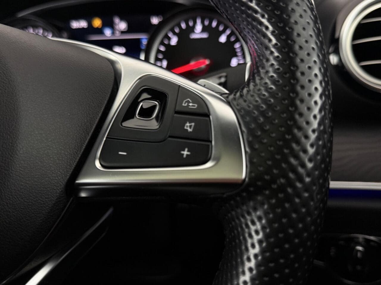 Mercedes-Benz E Class thumbnail Misc Controls