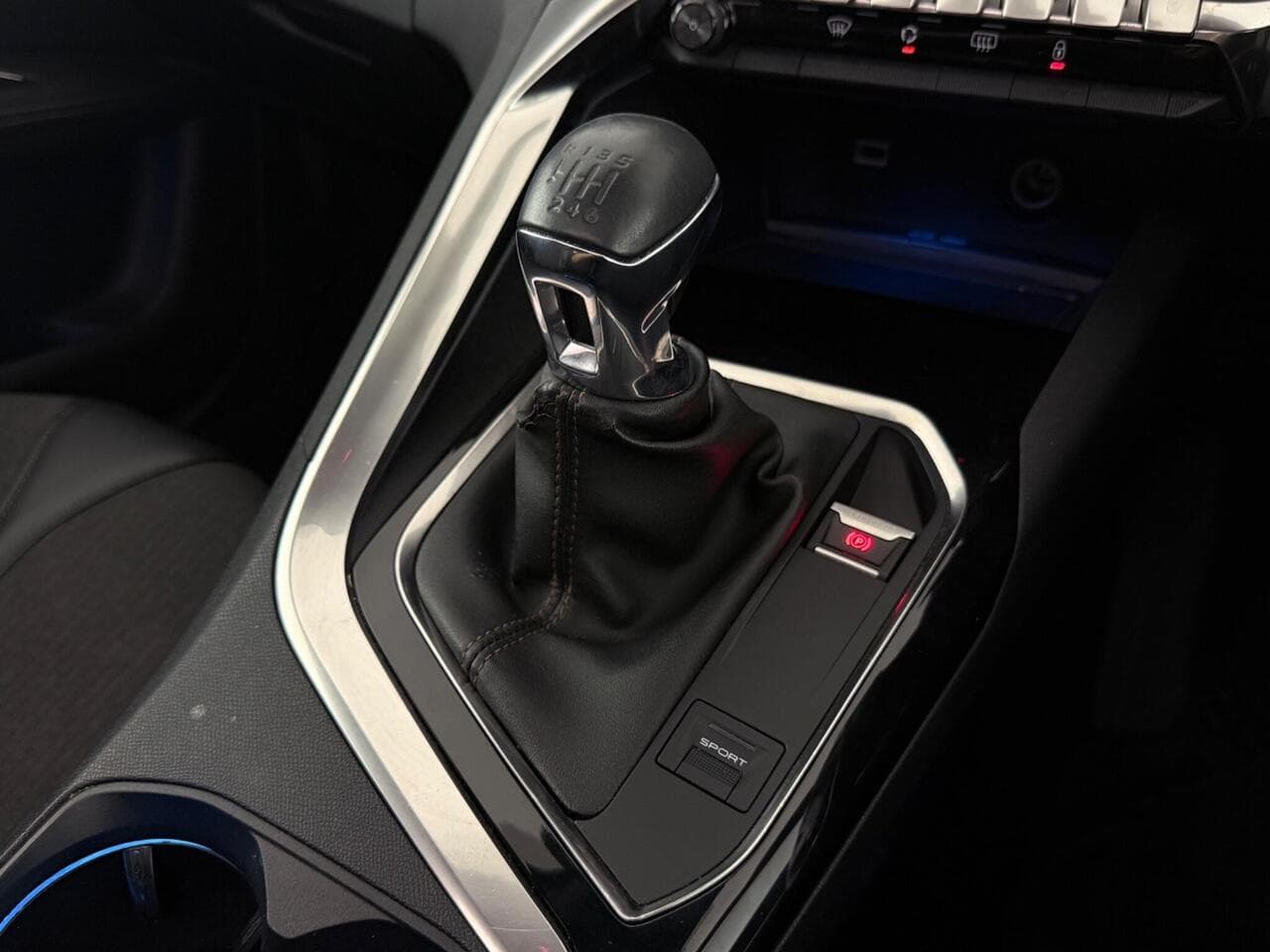 Peugeot 3008 thumbnail Interior Front