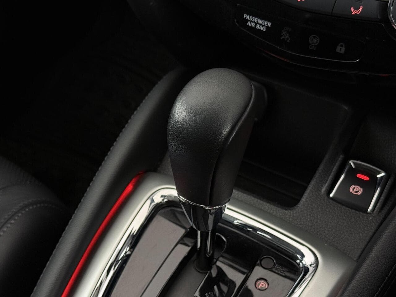 Nissan Qashqai thumbnail Interior Front