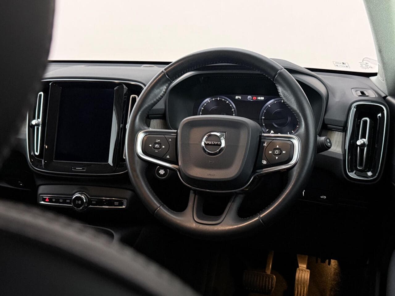 Volvo XC40 thumbnail Steering Wheel