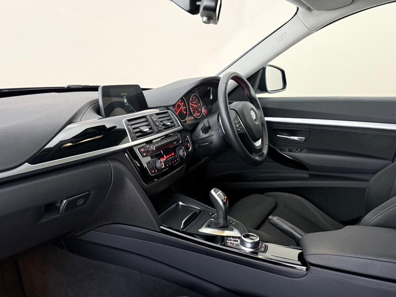 BMW 3 Series Gran Turismo thumbnail Interior Front