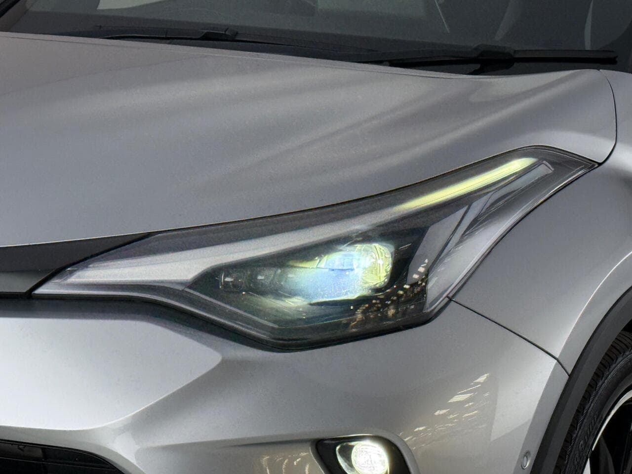 Toyota C-HR thumbnail Lights Front