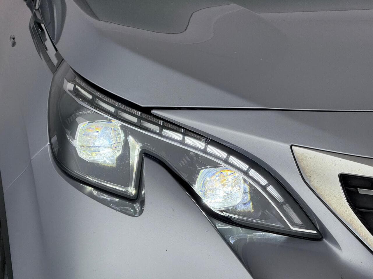 Peugeot 5008 thumbnail Lights Front