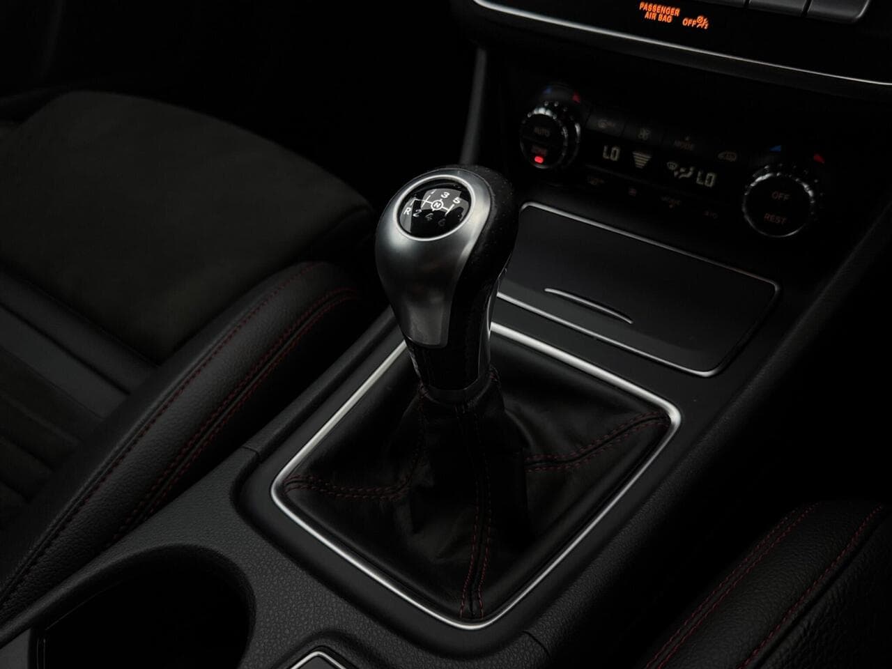 Mercedes-Benz GLA thumbnail Interior Front