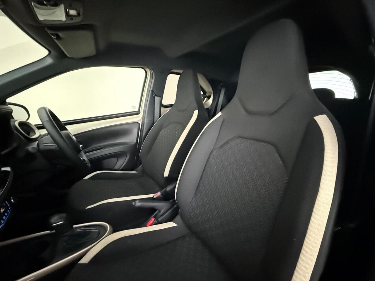 Toyota Aygo X thumbnail Seat Front Passenger