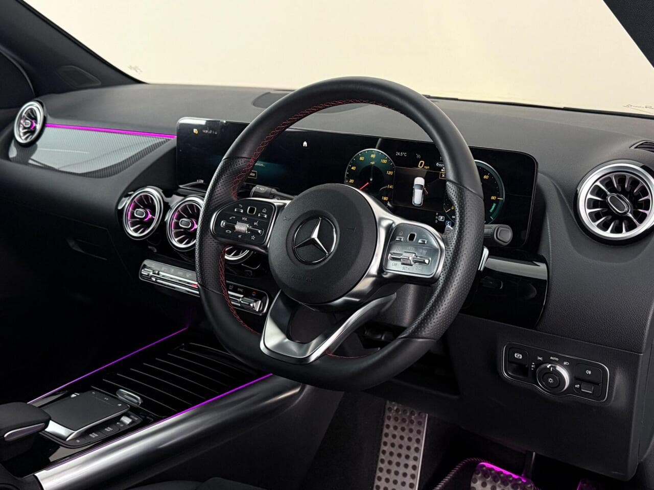 Mercedes-Benz GLA thumbnail Interior Front