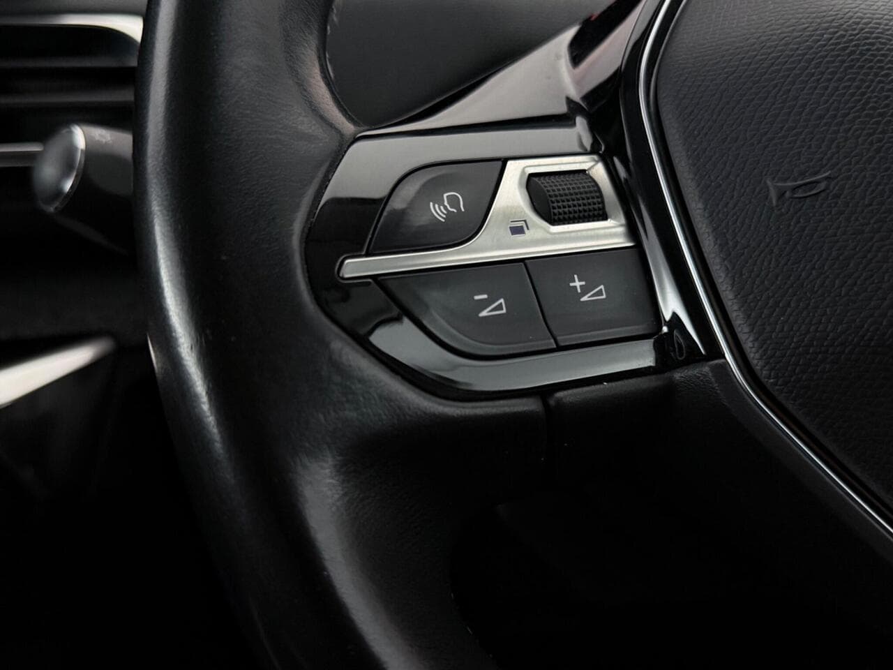 Peugeot 3008 thumbnail Misc Controls