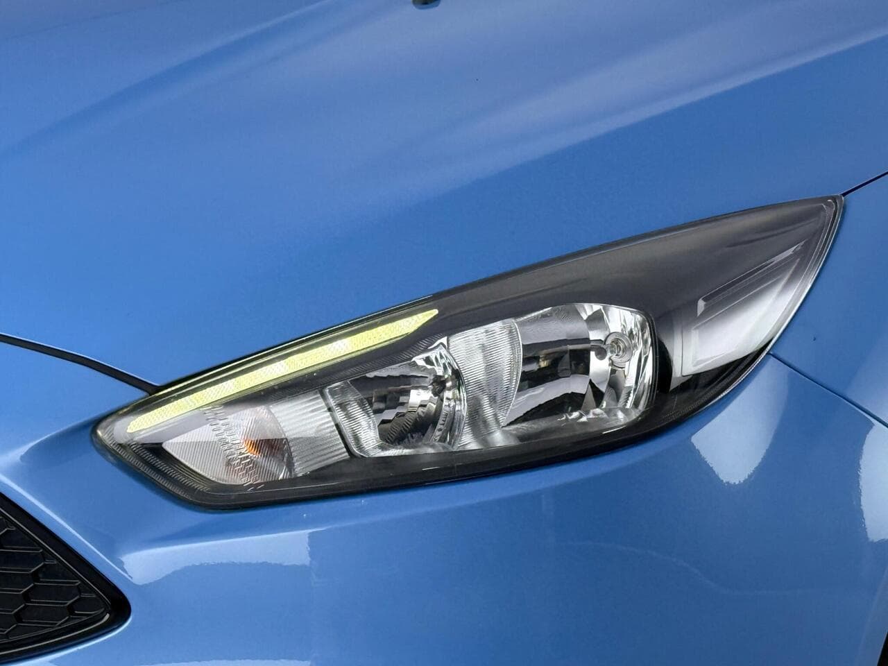 Ford Focus thumbnail Lights Front