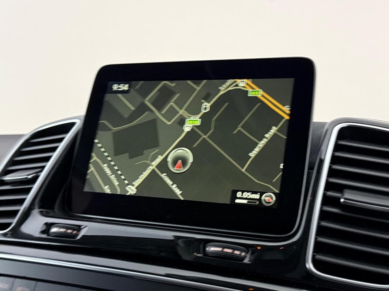 Mercedes-Benz GLE thumbnail Infotainment System