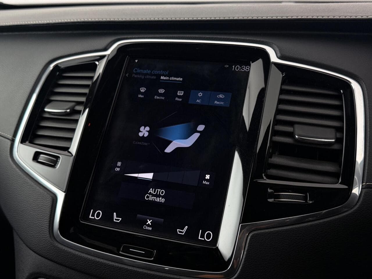 Volvo XC90 thumbnail Infotainment System