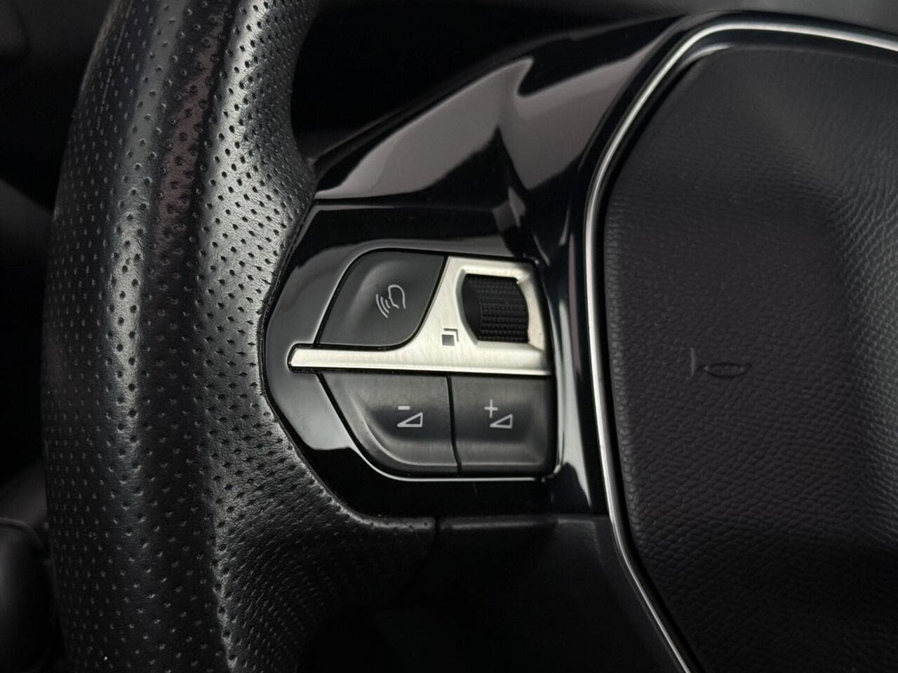 Peugeot 3008 thumbnail Misc Controls