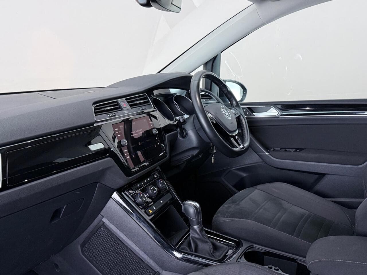 Volkswagen Touran thumbnail Interior Front