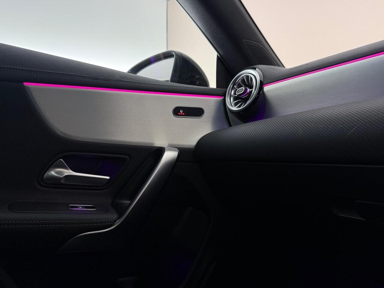 Mercedes-Benz CLA thumbnail Interior Front
