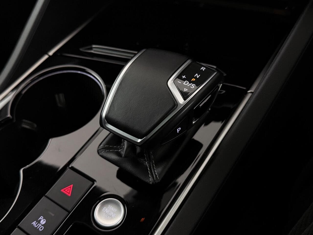 Volkswagen Touareg thumbnail Interior Front