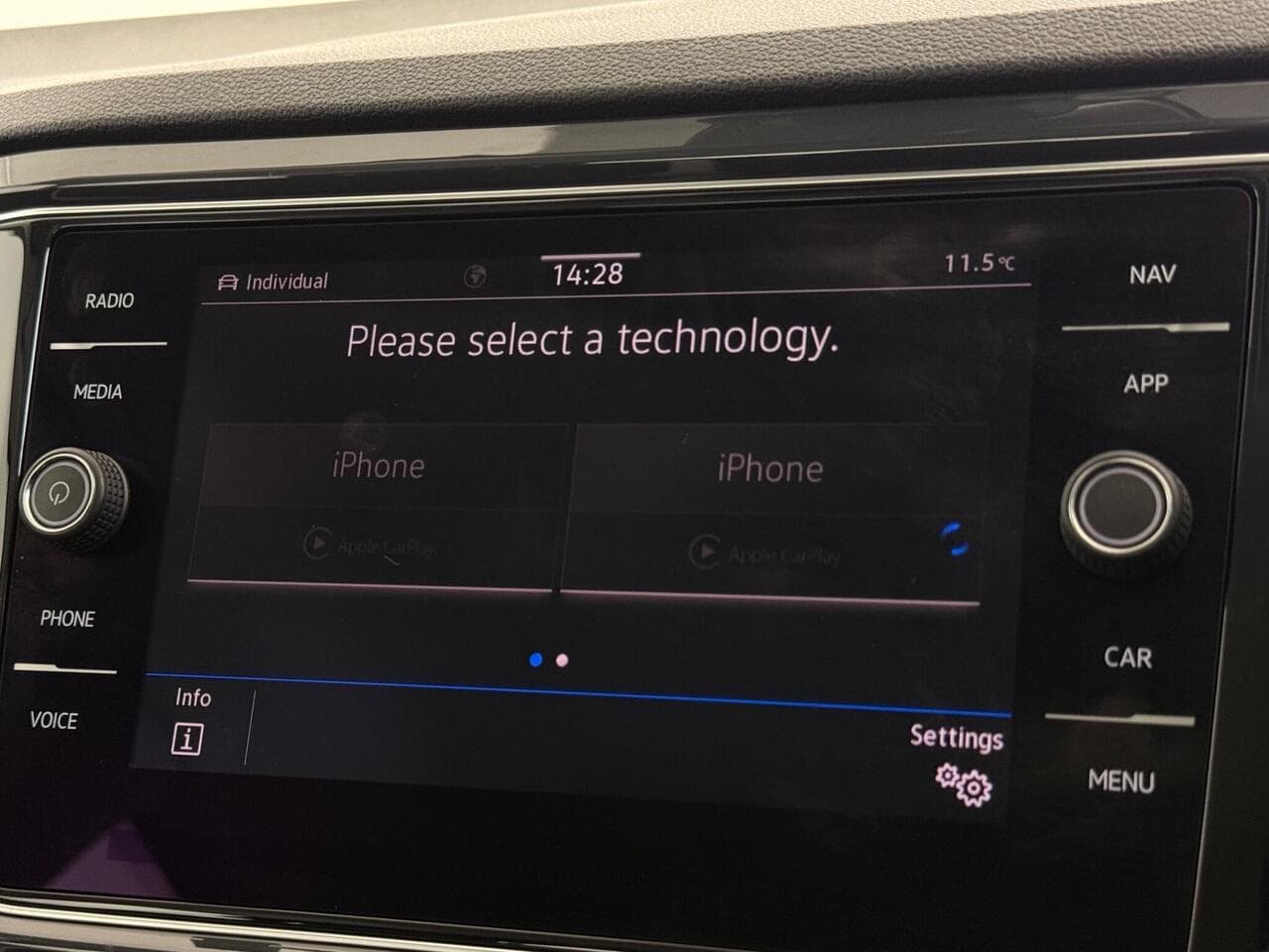Volkswagen T-Roc thumbnail Infotainment System