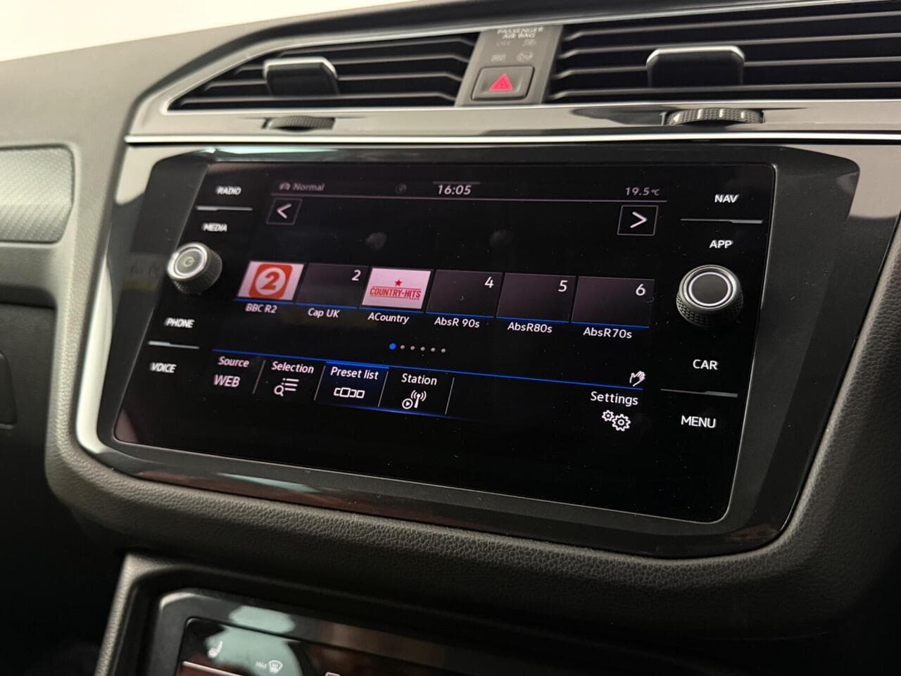 Volkswagen Tiguan thumbnail Infotainment System