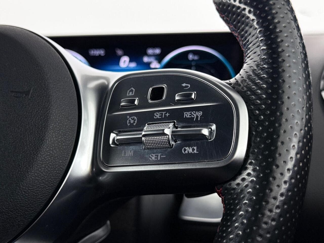 Mercedes-Benz GLB thumbnail Misc Controls