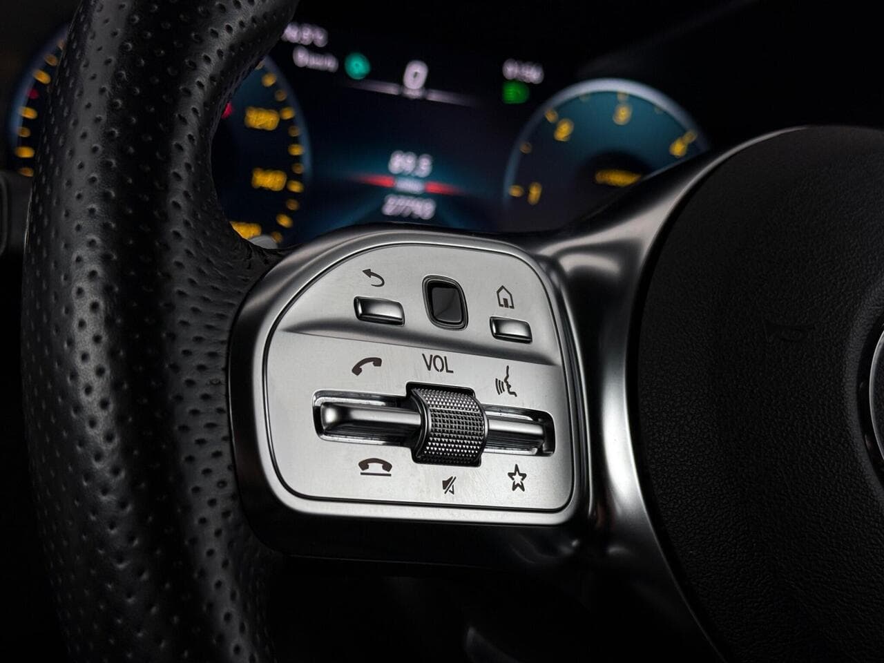 Mercedes-Benz GLC thumbnail Misc Controls
