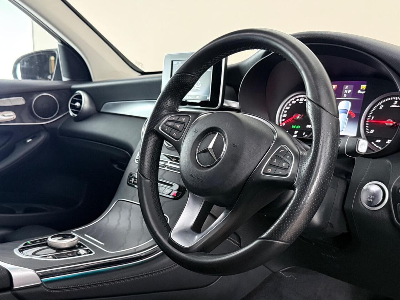 Mercedes-Benz GLC thumbnail Interior Front