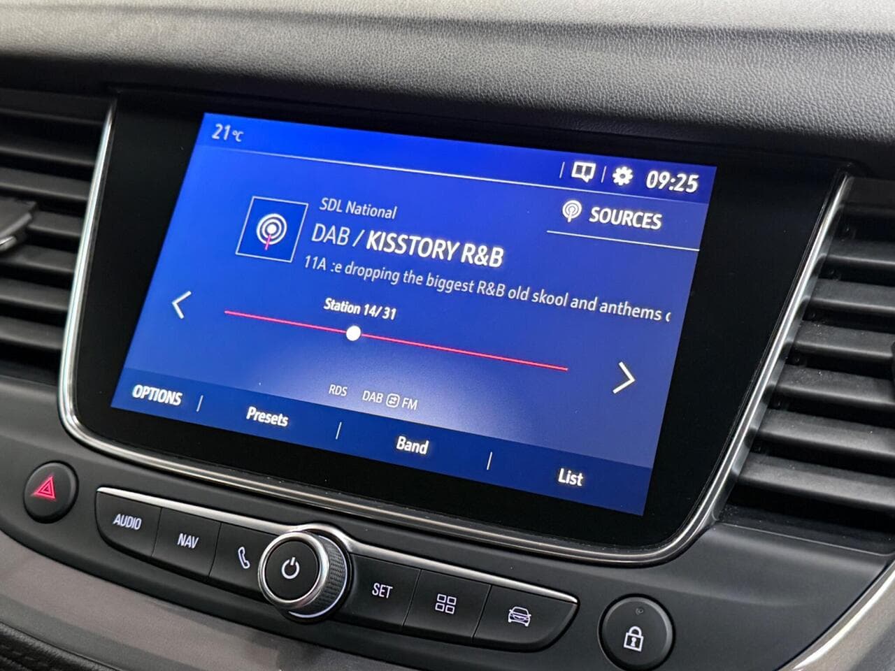 Vauxhall Grandland X thumbnail Infotainment System