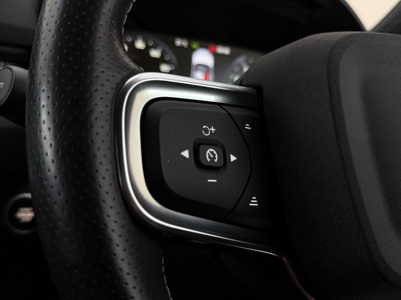 Volvo XC40 thumbnail Misc Controls