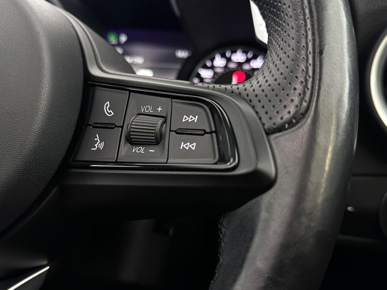 Alfa Romeo Stelvio thumbnail Misc Controls