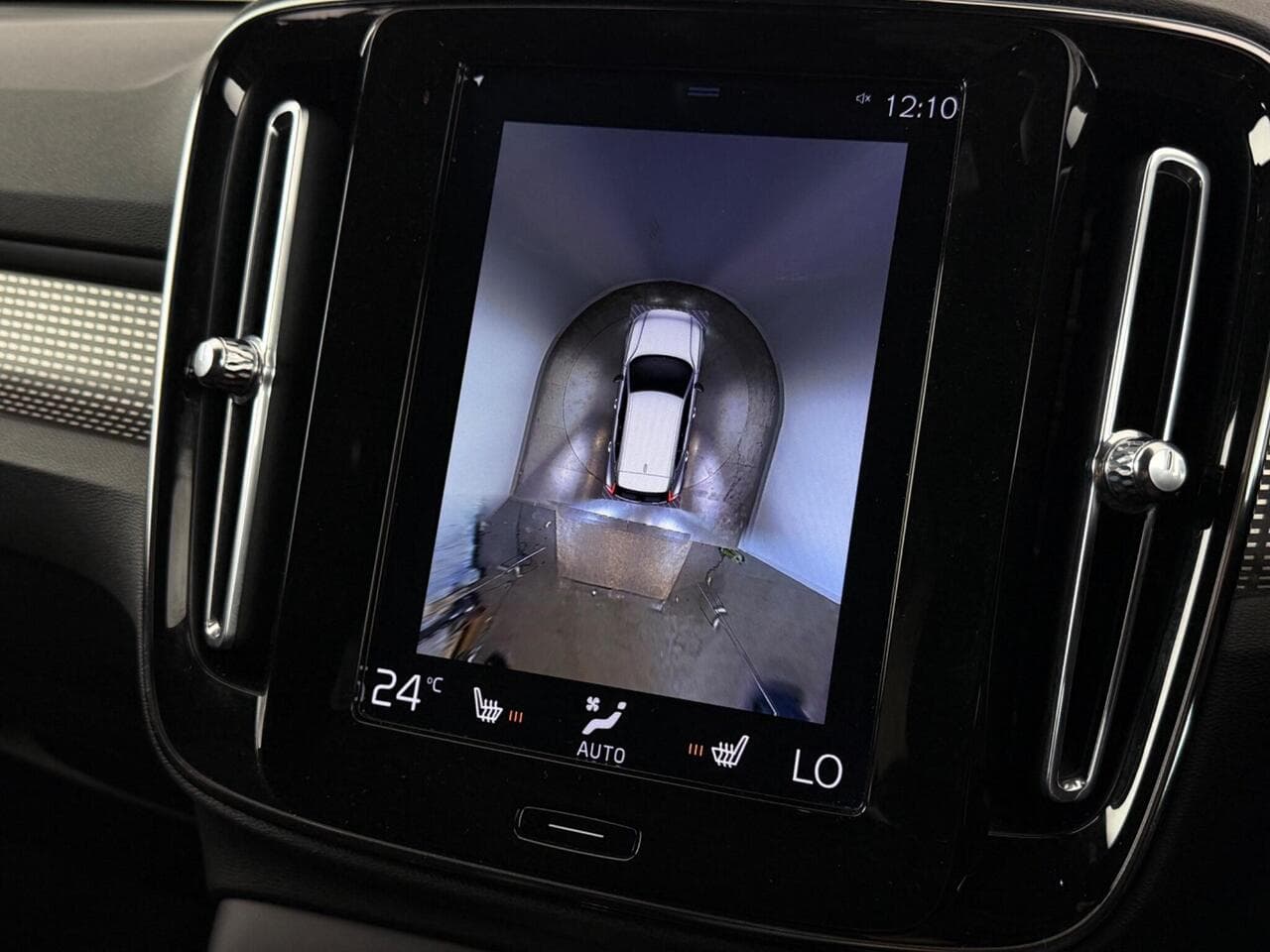 Volvo XC40 thumbnail Infotainment System