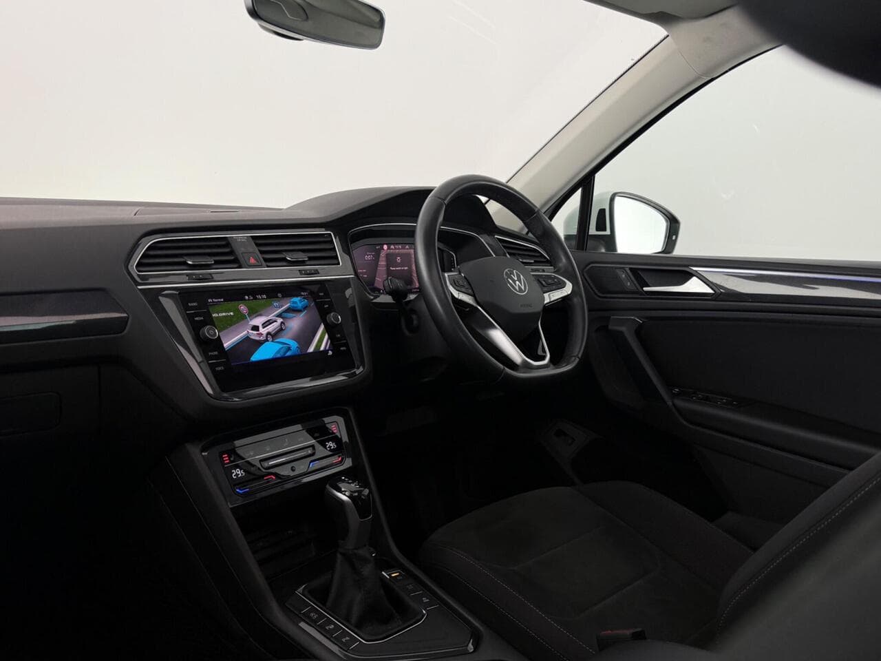 Volkswagen Tiguan thumbnail Interior Front