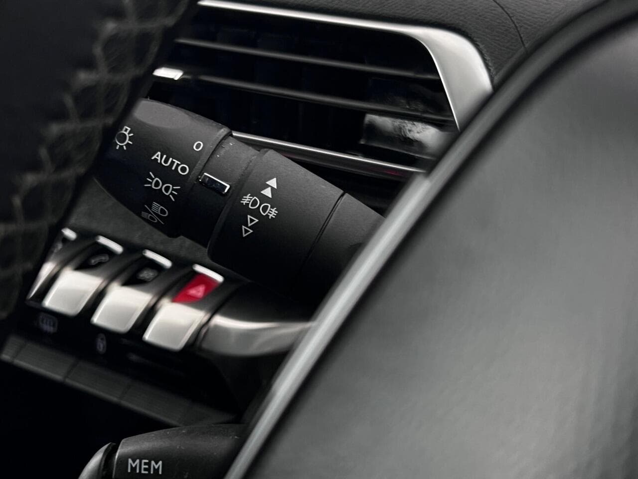 Peugeot 3008 thumbnail Misc Controls