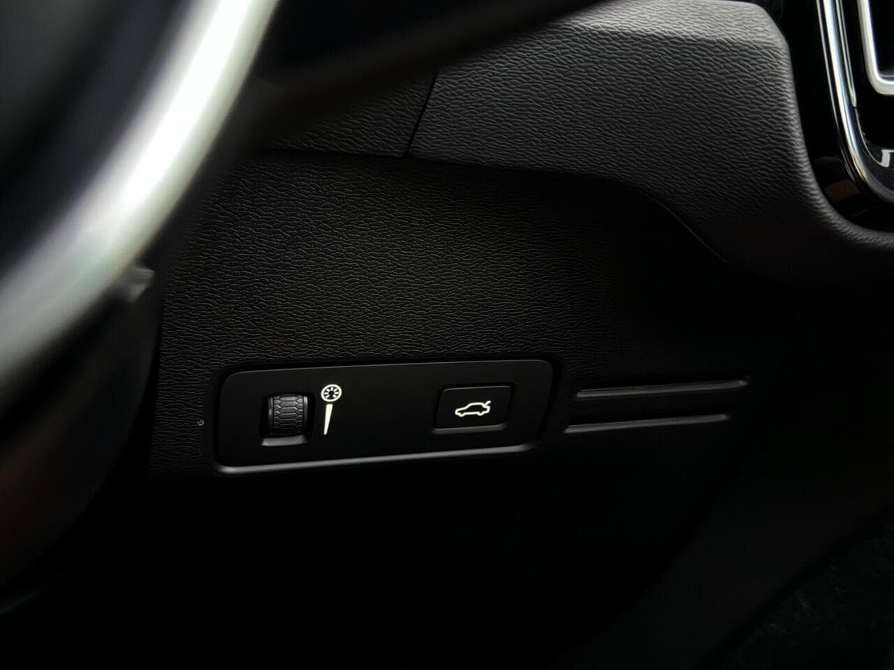Volvo XC40 thumbnail Misc Controls
