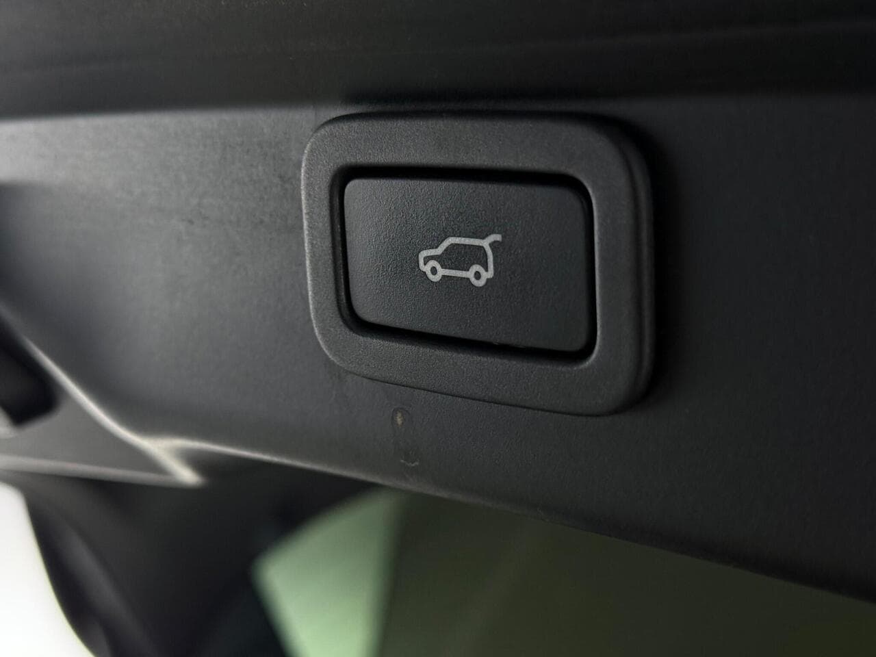 Jaguar I-PACE thumbnail Misc Controls