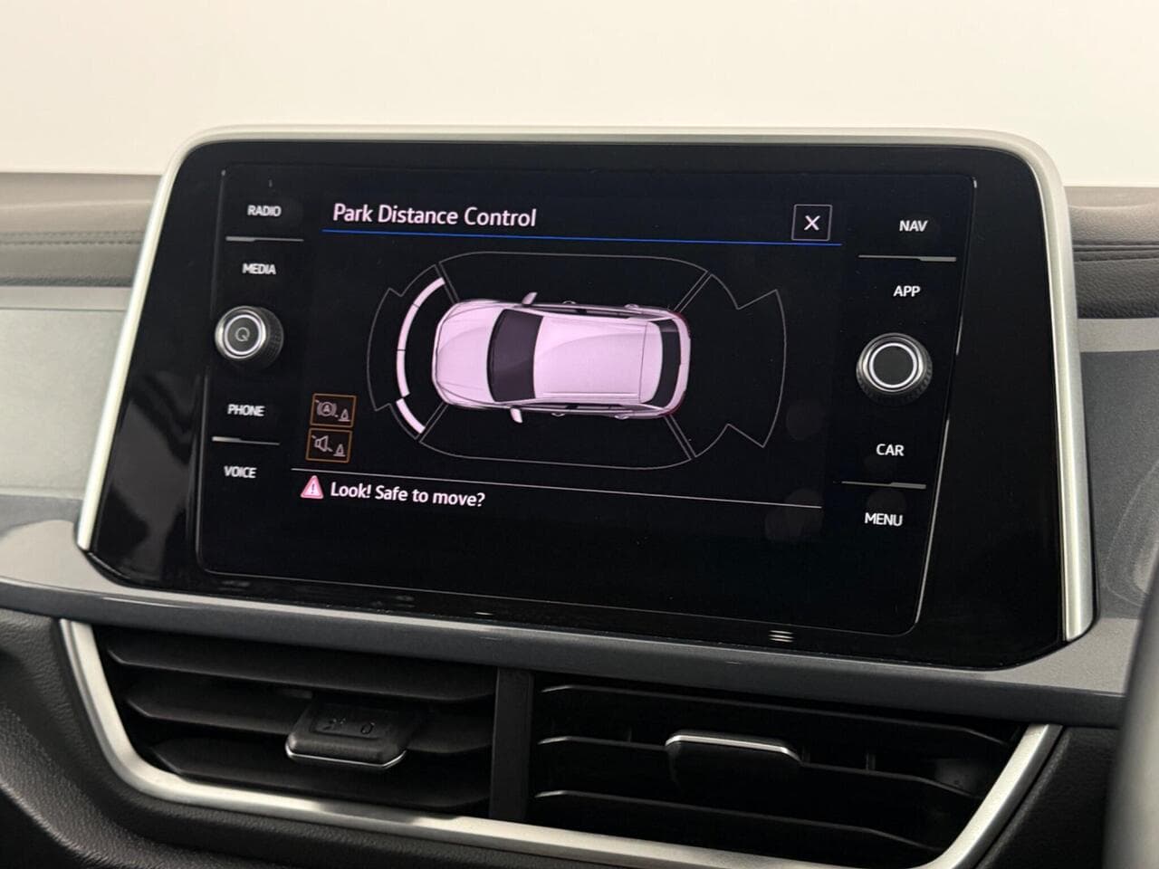 Volkswagen T-Roc thumbnail Infotainment System